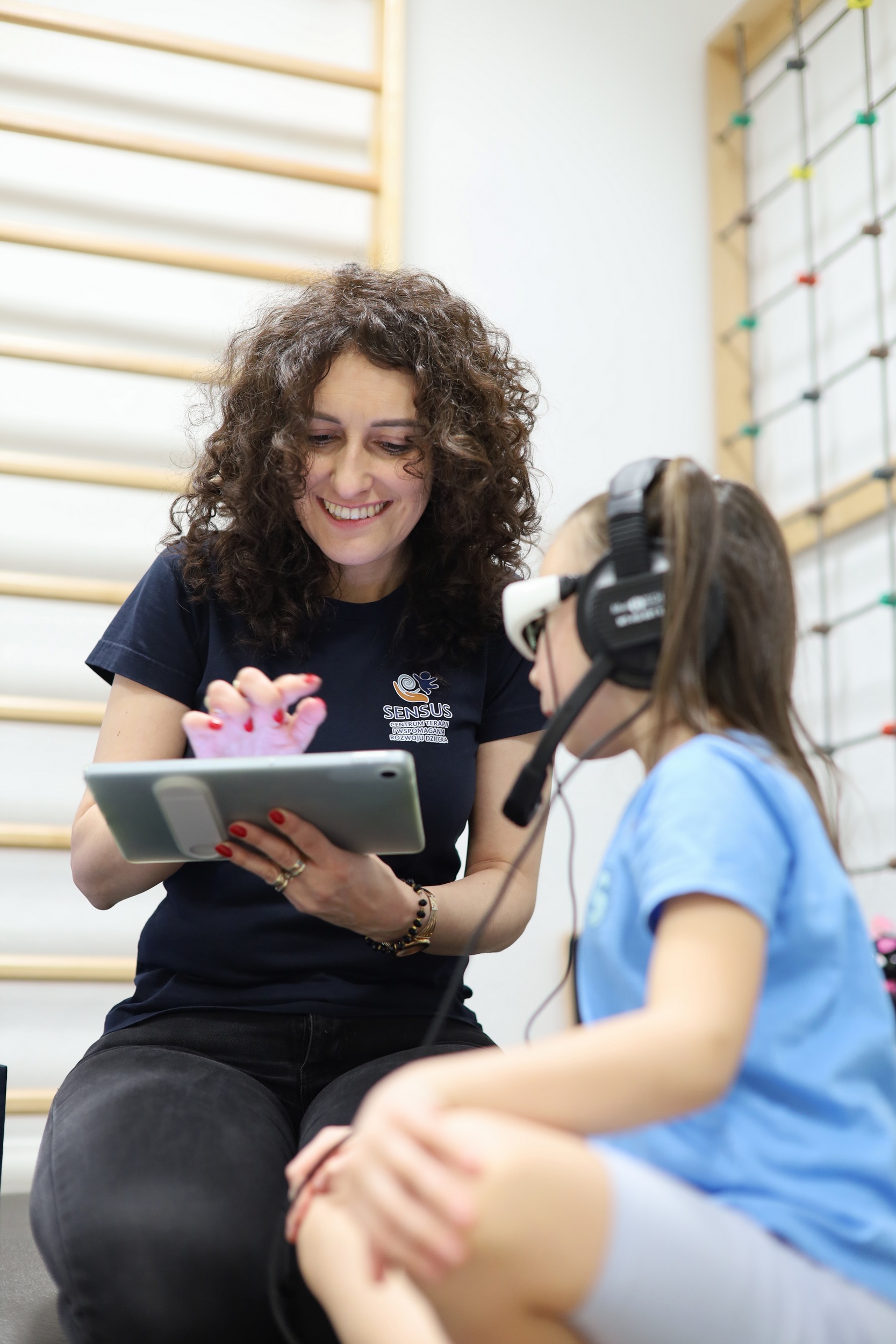 Terapeuta wspomaga rozwój dziecka